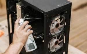 Técnico realizando el mantenimiento de una torre