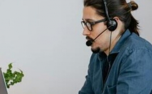 Hombre dando soporte informático a distancia