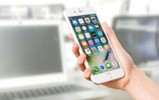 Mano sujetando un teléfono móvil